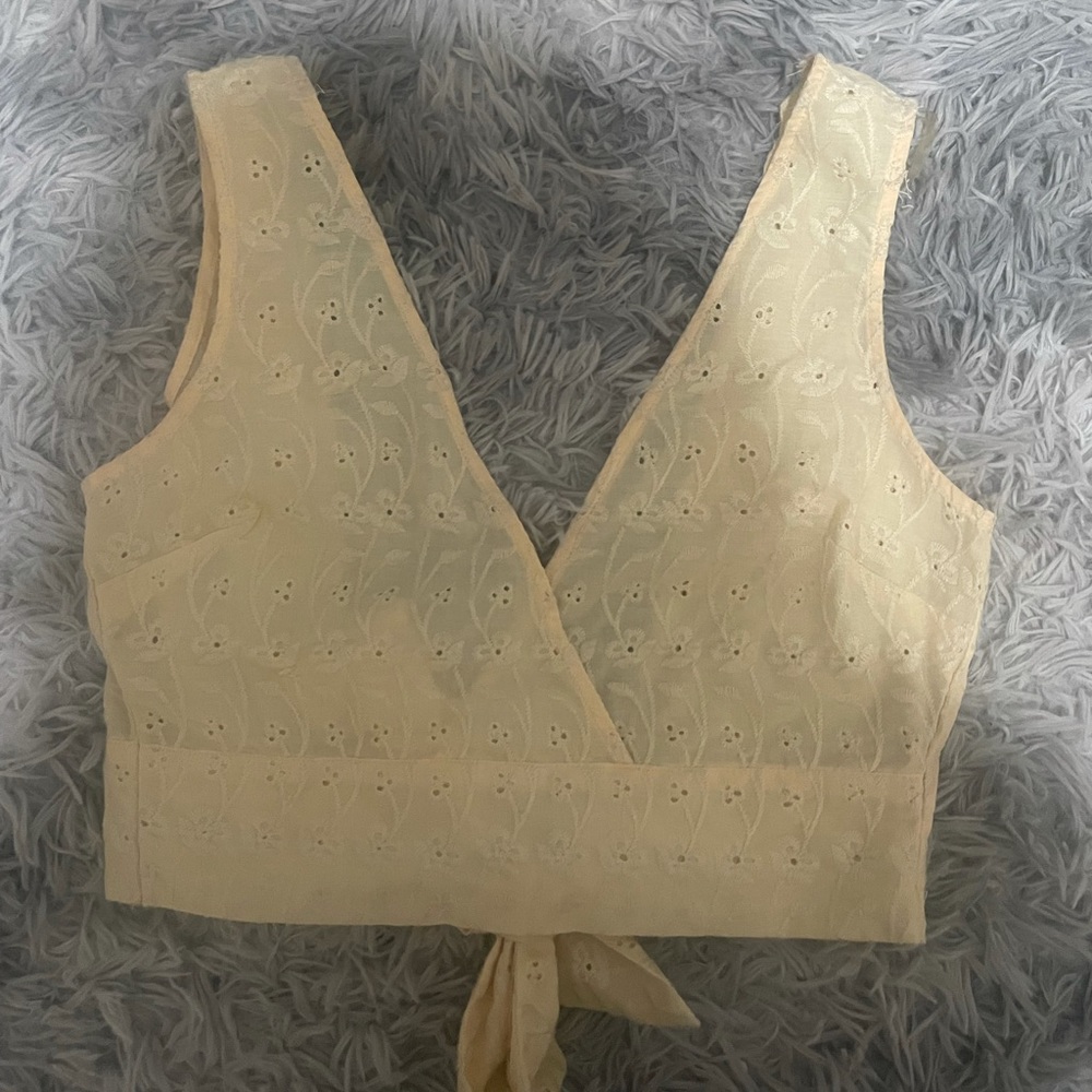 Super cute and flattering yellow top from pacsun!